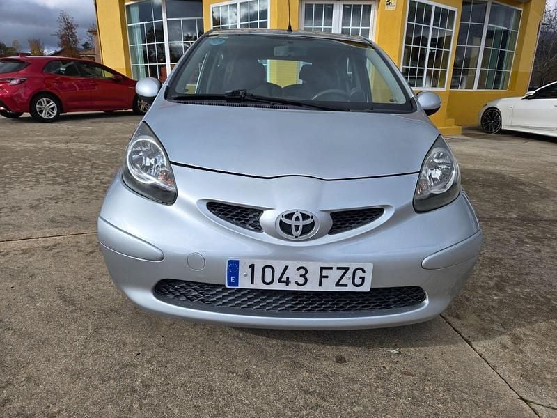 Usado Toyota Aygo 68 CV (50 kW) 2008 Gris Utilitario