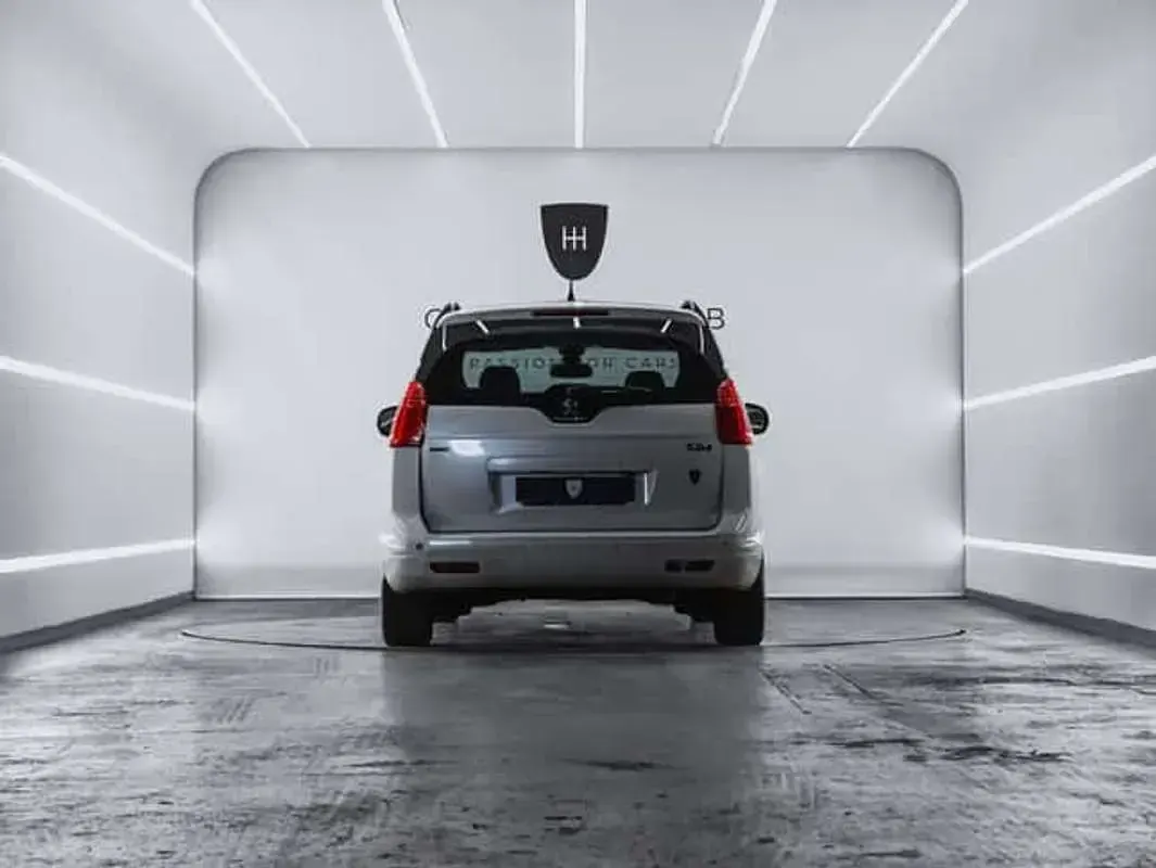 Usado Peugeot 5008 Allure 120 CV (88 kW) 2015 Blanco Monovolumen