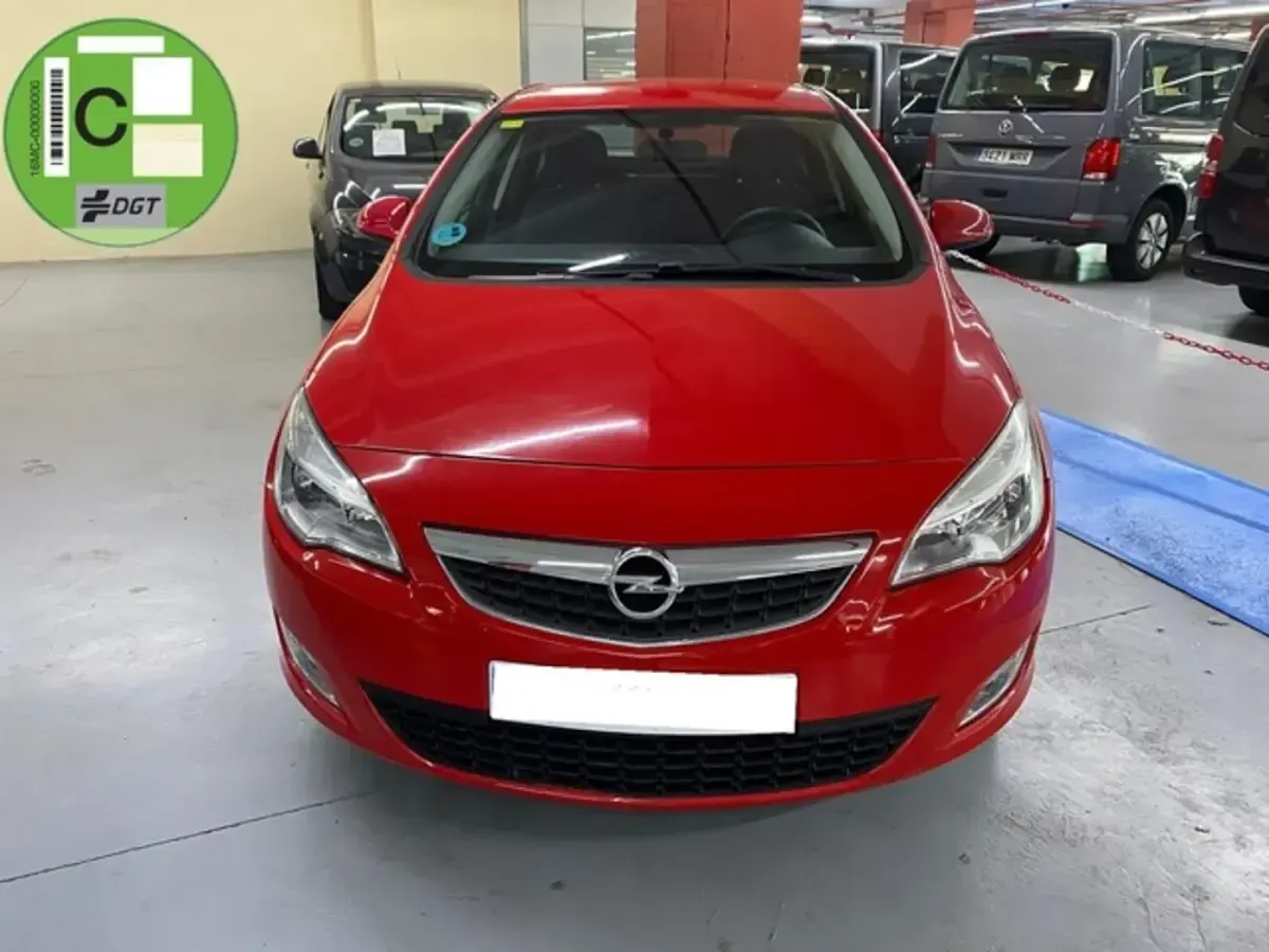 Usado Opel Astra Essentia 101 CV (74 kW) 2010 Rojo Utilitario