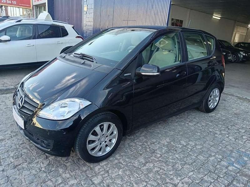 Usado Mercedes A180 Urban 109 CV (80 kW) 2012 Negro Utilitario