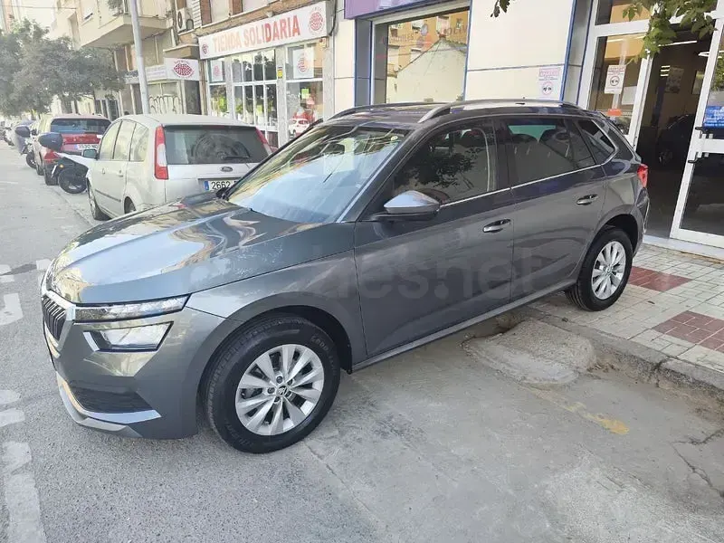 Usado Skoda Kamiq Ambition 110 CV (80 kW) 2022 Gris / plata SUV