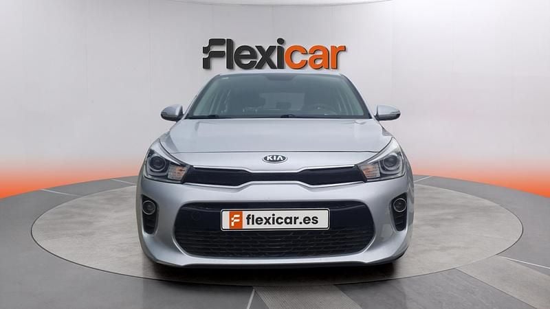 Usado Kia Rio 101 CV (74 kW) 2019 Gris Berlina