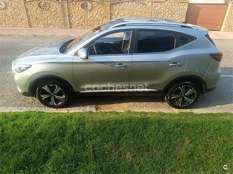 Usado MG ZS Comfort 106 CV (77 kW) 2023 Gris / plata SUV