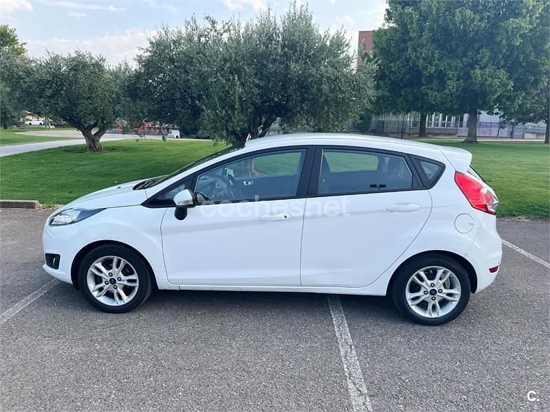 Usado Ford Fiesta Trend 100 CV (73 kW) 2015 Blanco Utilitario