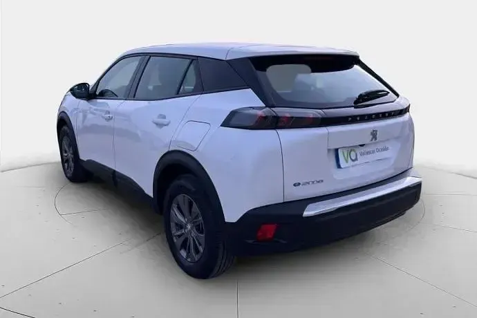 Usado Peugeot e-2008 Active 100 kW (136 CV) 2023 Plateado SUV