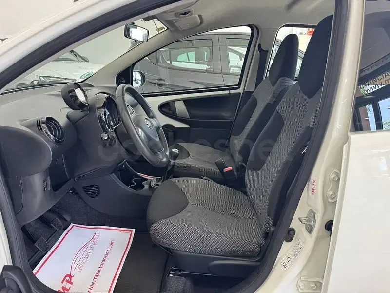Usado Toyota Aygo City 68 CV (50 kW) 2013 Blanco Utilitario