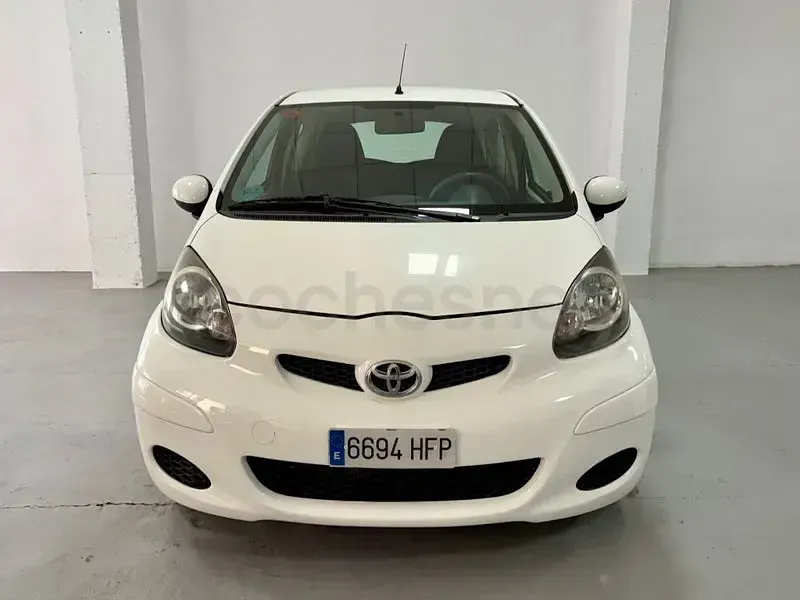 Usado Toyota Aygo Live 68 CV (50 kW) 2011 Blanco Utilitario