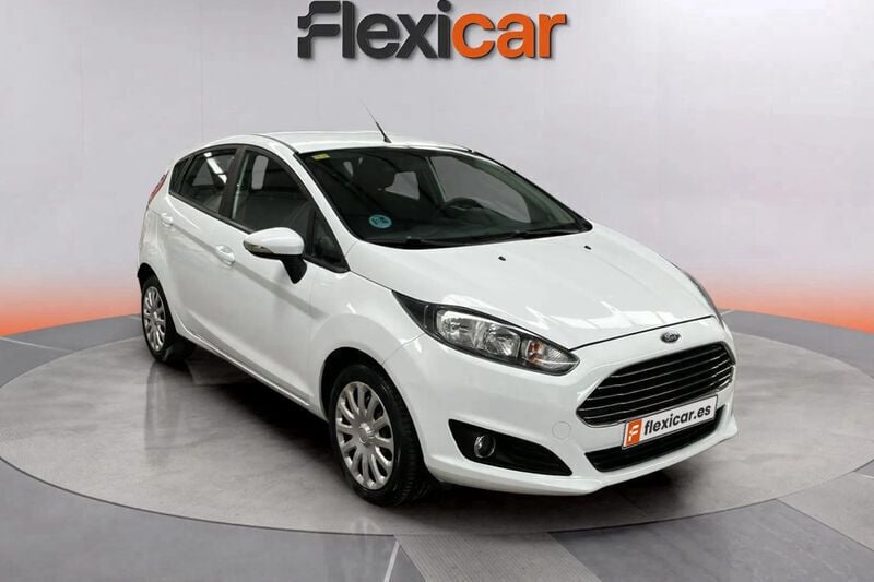 Blanco Usado 2015 Ford Fiesta Trend Utilitario | 7790 € (Precio justo) - Imagen 1/4