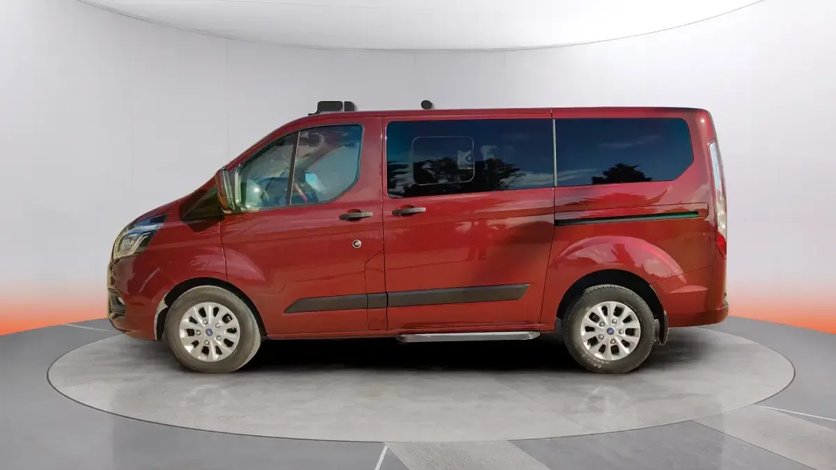 Usado Ford Tourneo Titanium 131 CV (96 kW) 2020 Rojo Monovolumen
