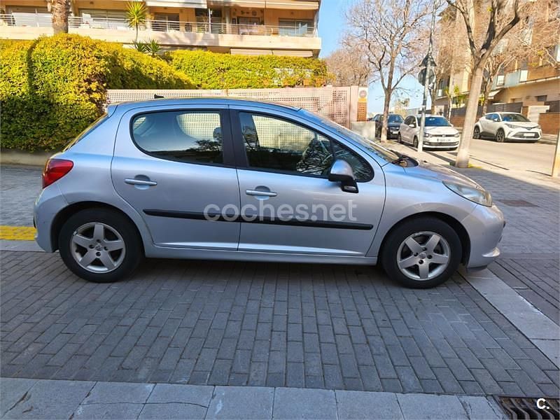 Usado Peugeot 207 110 CV (80 kW) 2007 Gris / plata Berlina