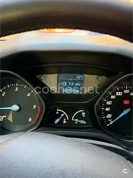 Usado Ford Focus Trend 95 CV (69 kW) 2011 Rojo Berlina