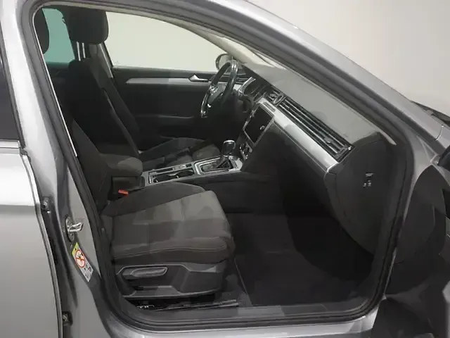 Usado VW Passat Advance 150 CV (110 kW) 2018 Gris Berlina