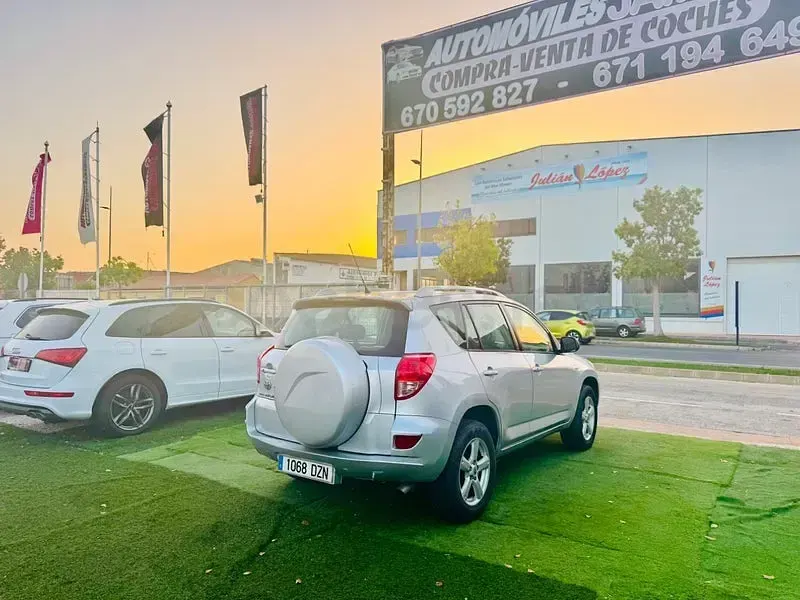 Usado Toyota RAV4 Executive 136 CV (100 kW) 2006 Gris / plata SUV