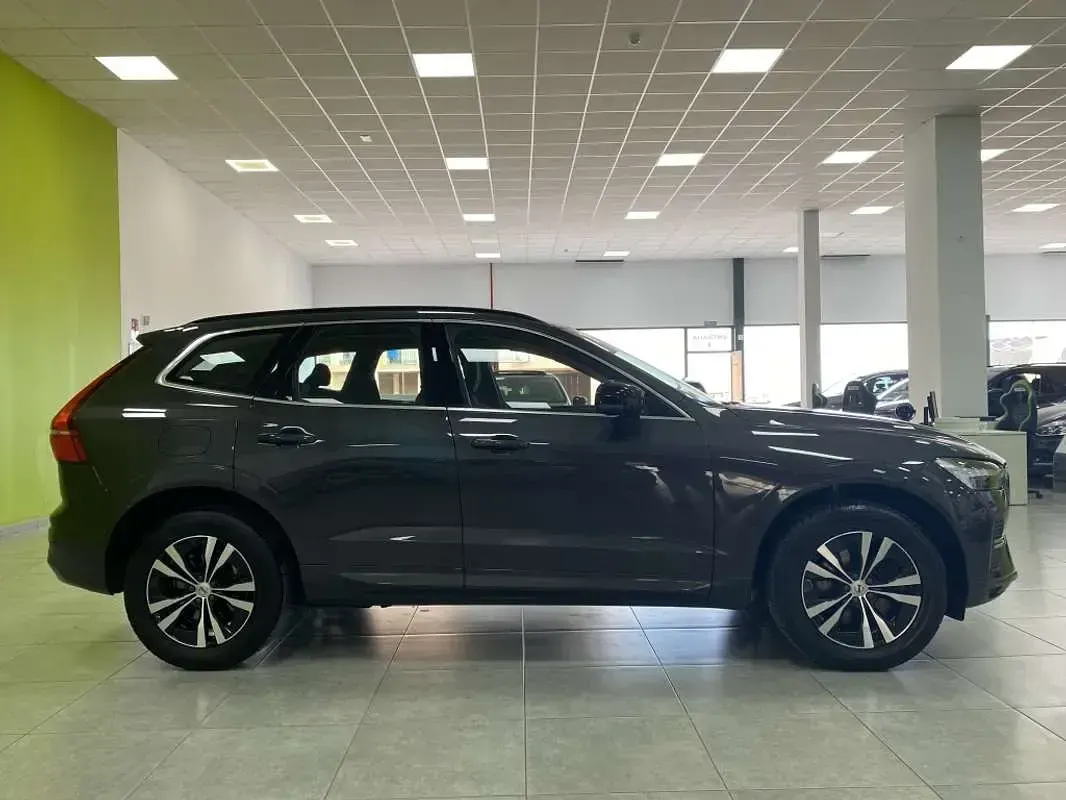 Käytetty Volvo XC60 Momentum 197 HP (144 kW) 2021 Ruskea Katumaasturi