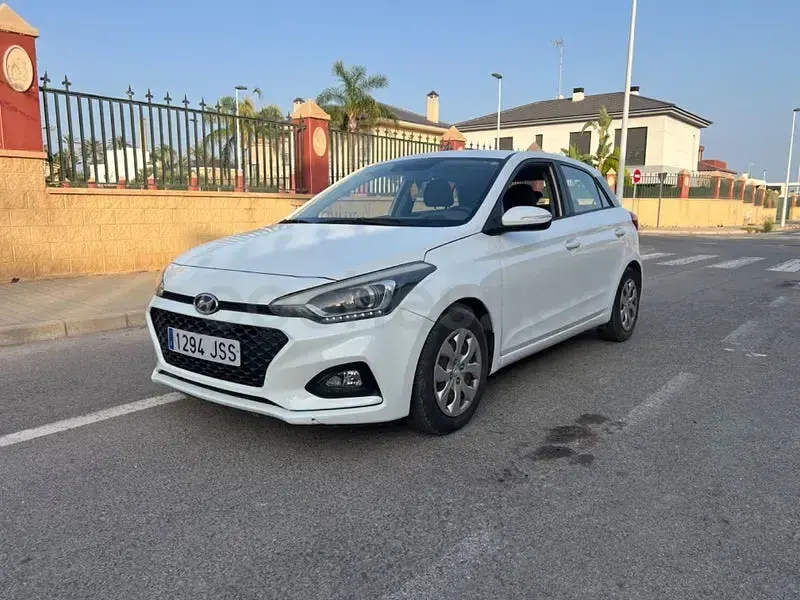 Usado Hyundai i20 75 CV (55 kW) 2016 Blanco Berlina