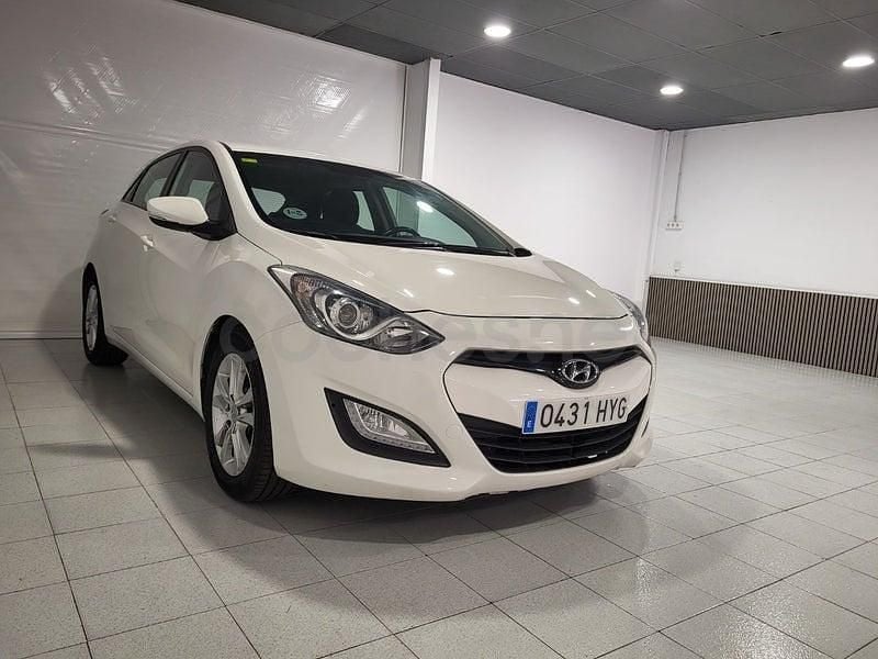 Usado Hyundai i30 110 CV (80 kW) 2014 Blanco Berlina