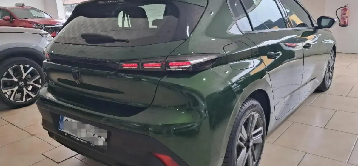 Usado Peugeot 308 Active 131 CV (96 kW) 2022 Kjr vert olivine Berlina
