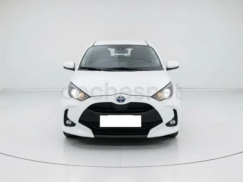 Usado Toyota Yaris Hybrid Active 116 CV (85 kW) 2022 Blanco Berlina