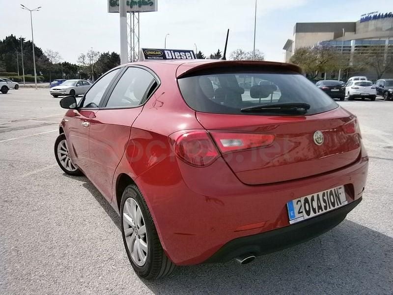 Usado Alfa Romeo Giulietta 120 CV (88 kW) 2017 Rojo Utilitario