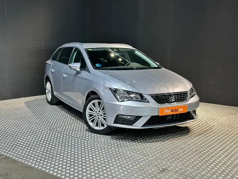 Usado Seat Leon XCELLENCE 130 CV (95 kW) 2020 Gris / plata Familiar