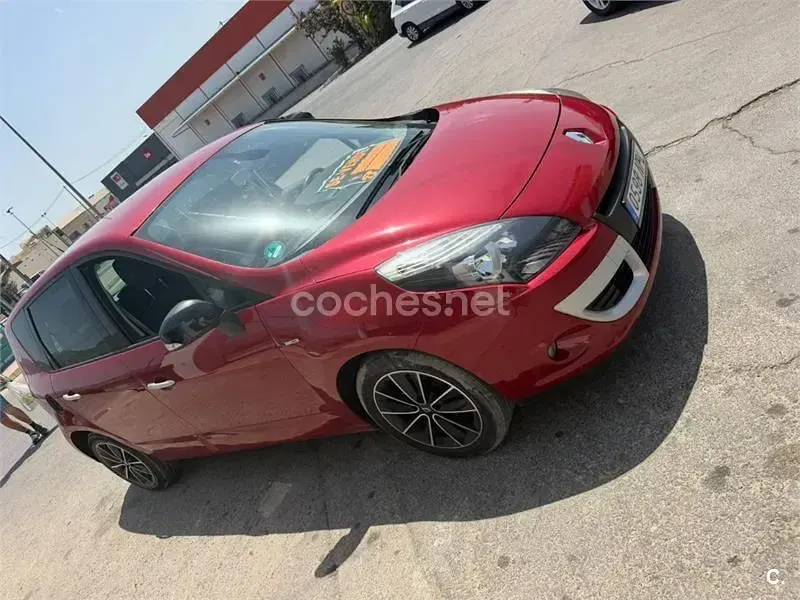 Usado Renault Scénic III Bose Edition 130 CV (95 kW) 2012 Rojo Monovolumen