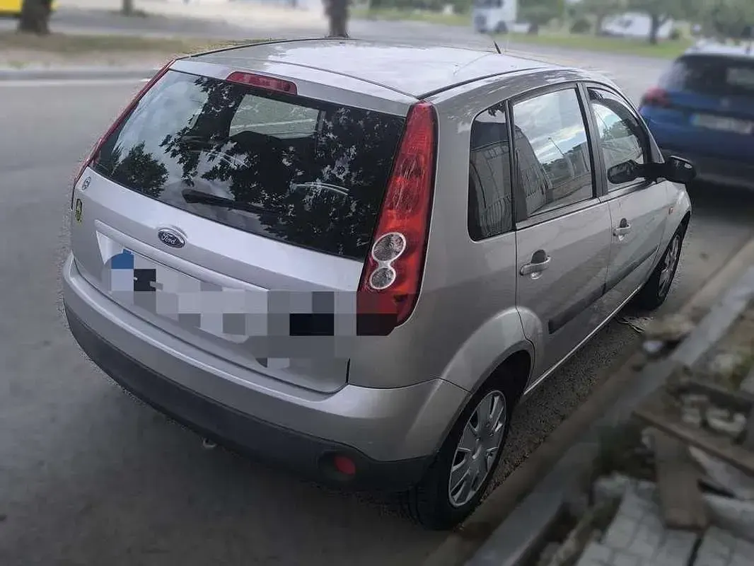 Usado Ford Fiesta Trend 69 CV (50 kW) 2007 Gris Utilitario