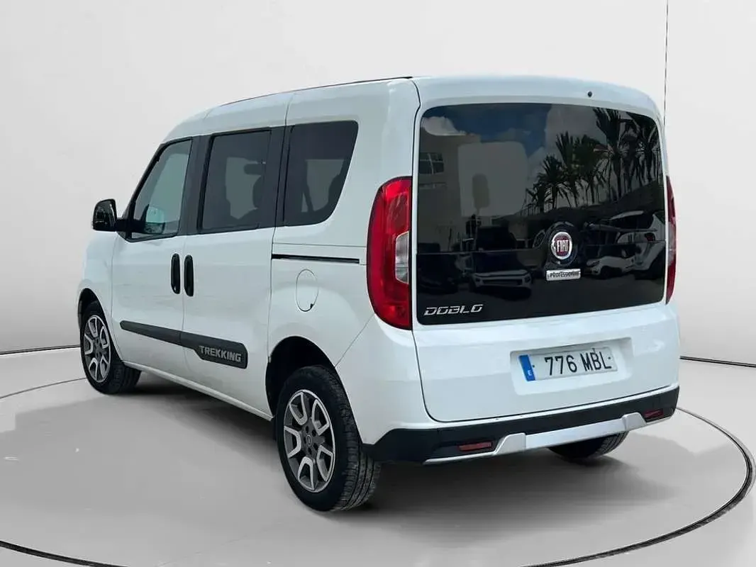 Usado Fiat Doblò Trekking 121 CV (88 kW) 2022 Blanco Monovolumen