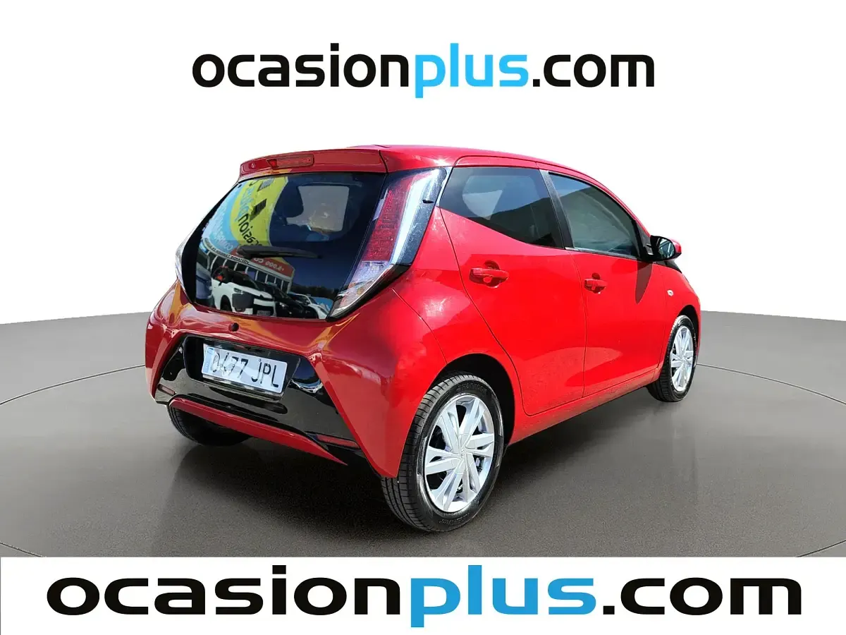 Usado Toyota Aygo X-play 69 CV (50 kW) 2016 Rojo Utilitario