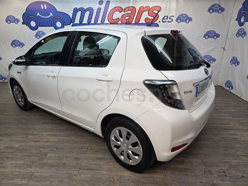 Usado Toyota Yaris Hybrid Advance 100 CV (73 kW) 2013 Blanco Berlina