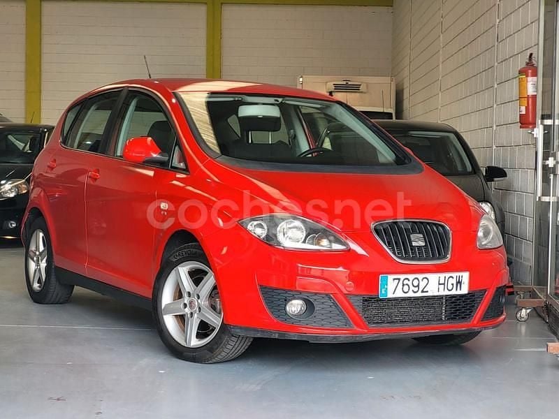 Usado Seat Altea Style 105 CV (77 kW) 2011 Rojo Monovolumen