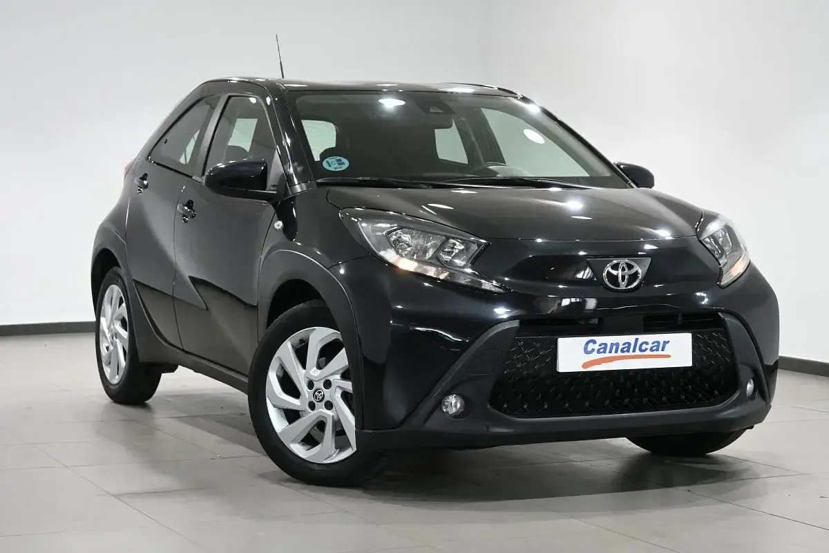 Usado Toyota Aygo X Play 72 CV (52 kW) 2022 Negro SUV