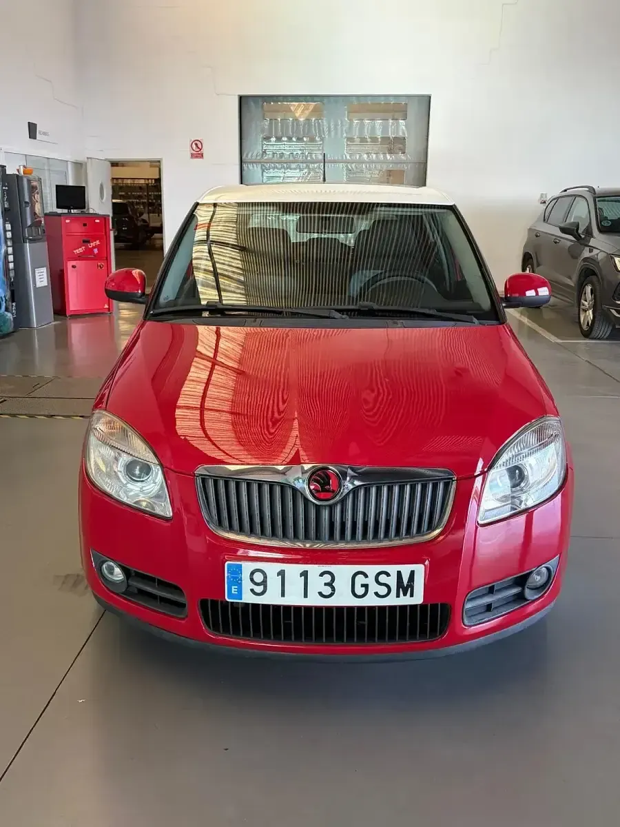 Usado Skoda Fabia 60 CV (44 kW) 2009 Rojo Berlina