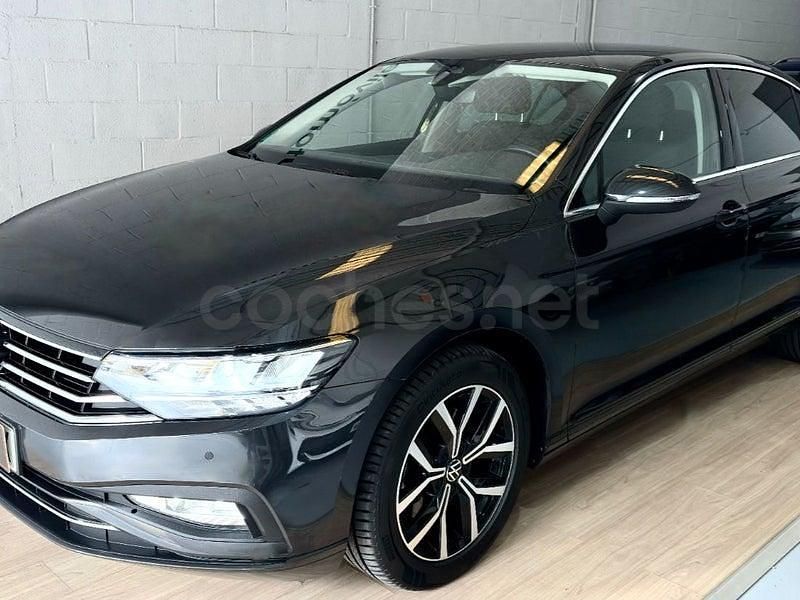 Usado VW Passat Executive 150 CV (110 kW) 2021 Gris / plata Berlina