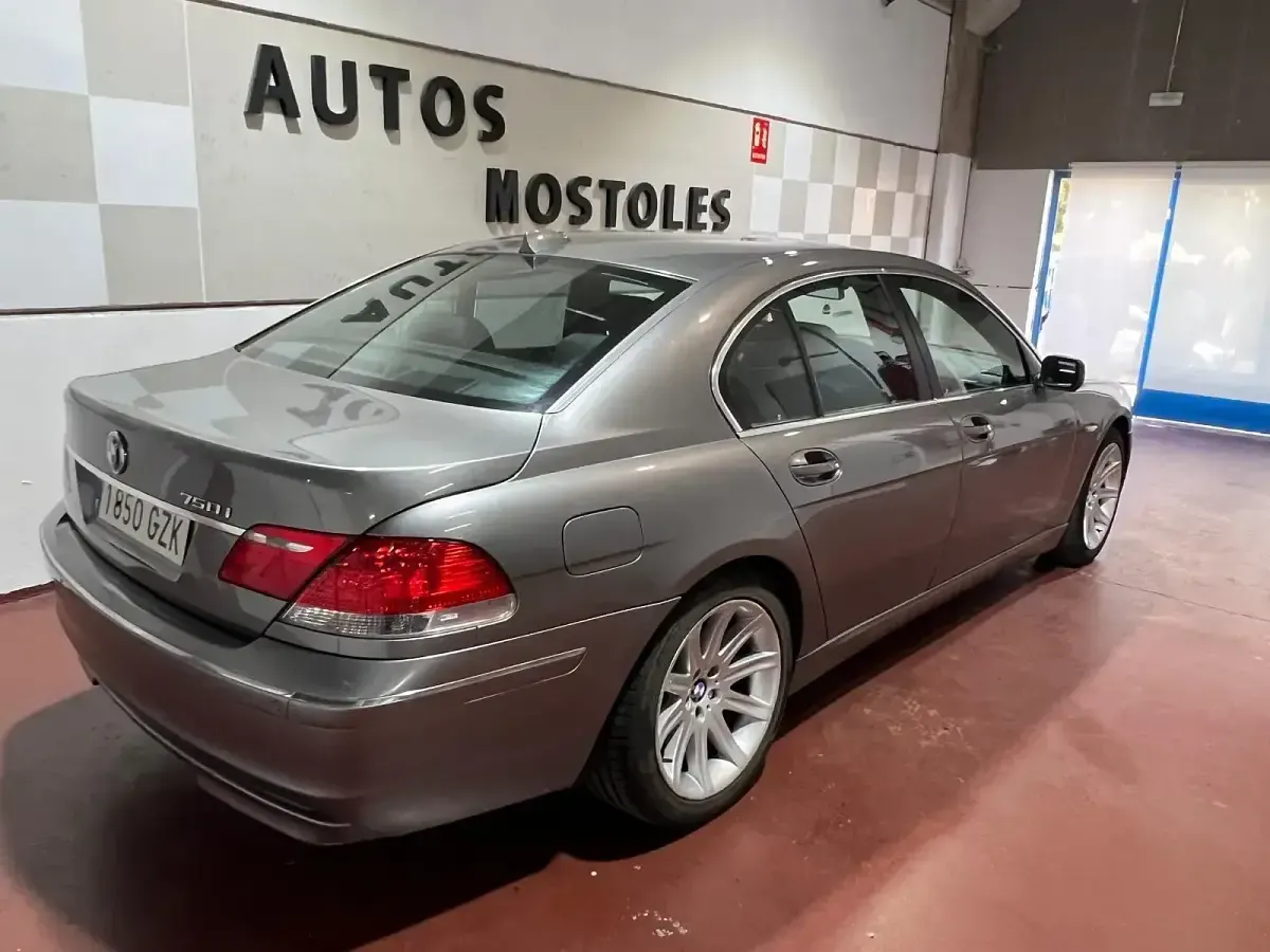 Usado BMW 750 367 CV (269 kW) 2006 Gris Berlina