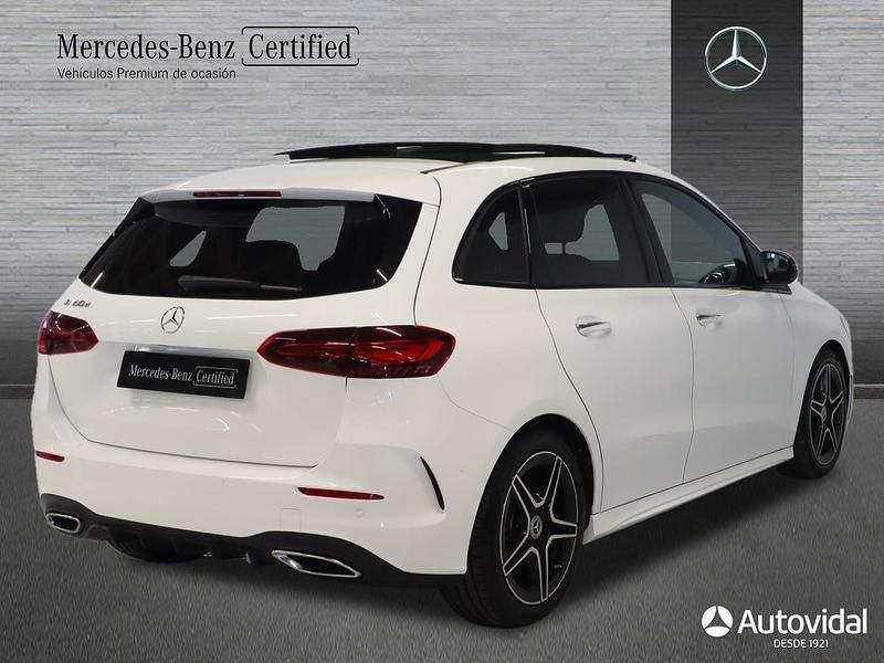 Usado Mercedes B180 AMG line 116 CV (85 kW) 2023 Blanco Monovolumen
