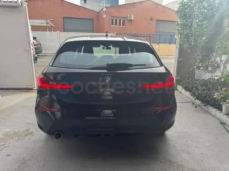 Usado BMW 118 136 CV (100 kW) 2022 Negro Utilitario