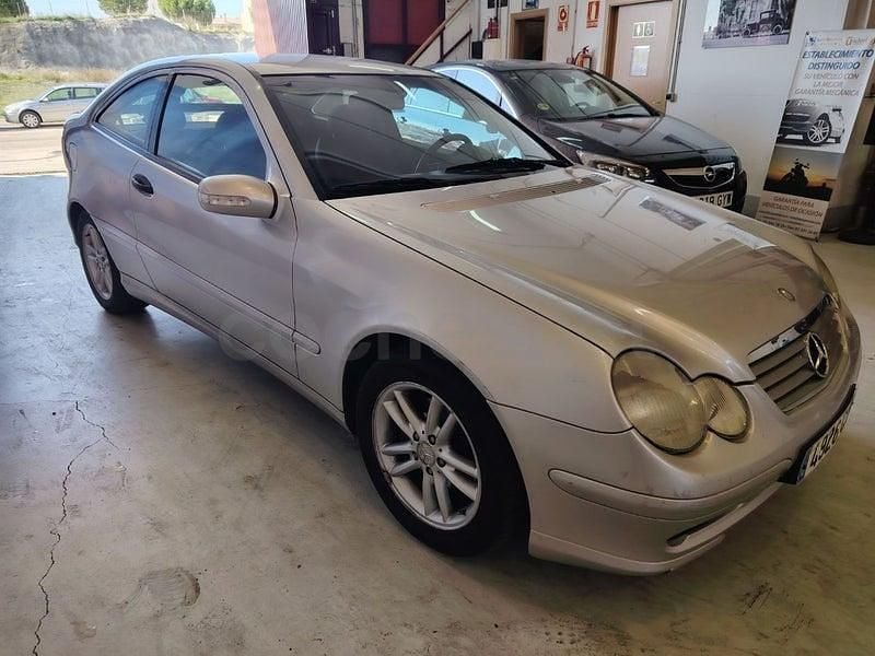 Usado Mercedes C180 143 CV (105 kW) 2002 Gris / plata Berlina