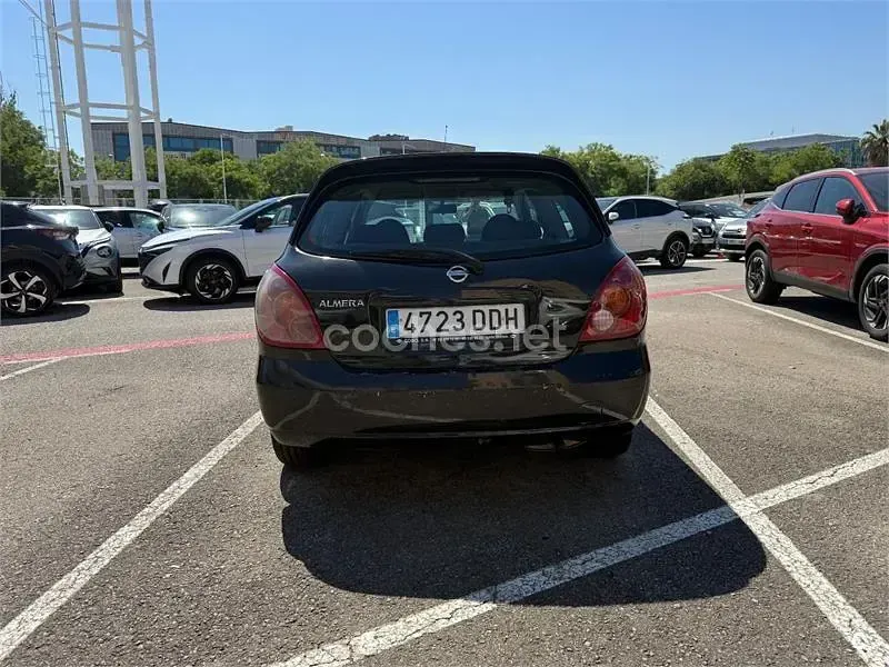 Usado Nissan Almera Tekna 98 CV (72 kW) 2004 Negro Berlina