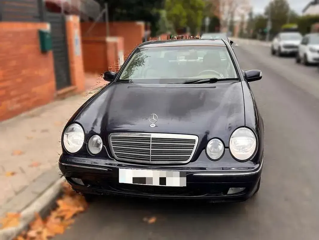 Usado Mercedes E240 Elegance 170 CV (125 kW) 2001 Azul Berlina