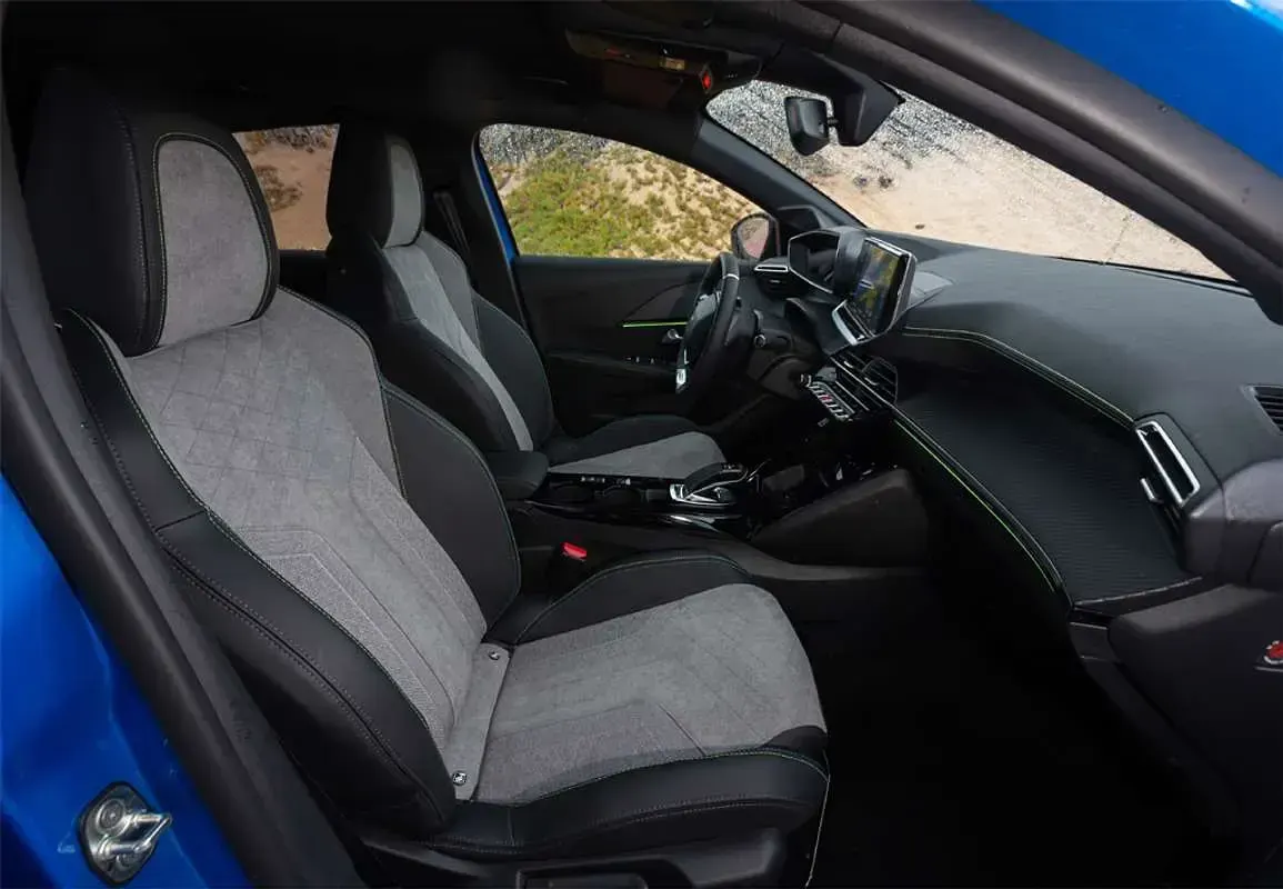 Usado Peugeot e-208 GT 100 kW (136 CV) 2021 Azul Utilitario