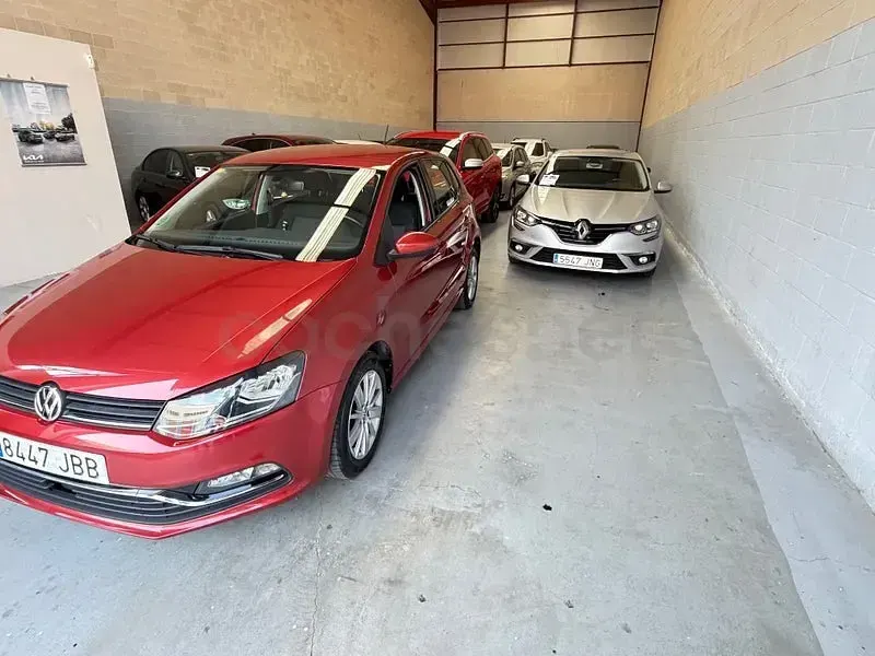 Usado VW Polo Sportline 90 CV (66 kW) 2015 Granate Berlina