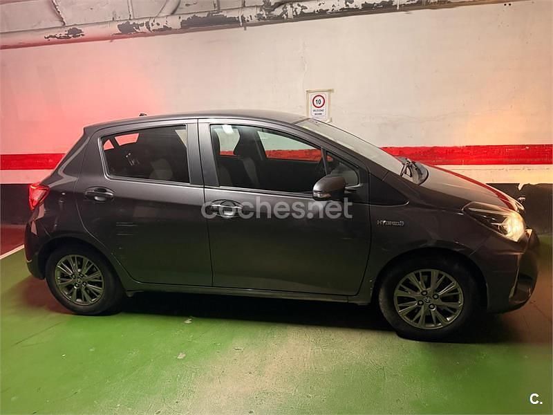 Usado Toyota Yaris Hybrid Active 100 CV (73 kW) 2018 Gris / plata Berlina