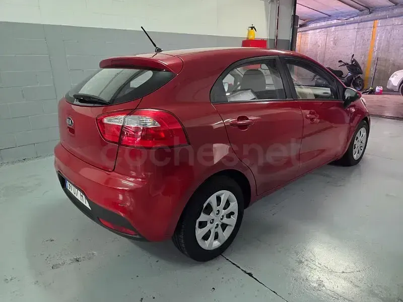 Usado Kia Rio 85 CV (62 kW) 2013 Rojo Berlina
