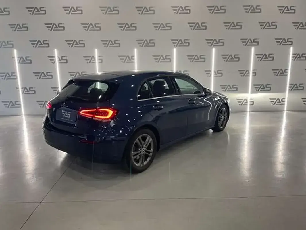 Usado Mercedes A180 116 CV (85 kW) 2020 Azul Utilitario