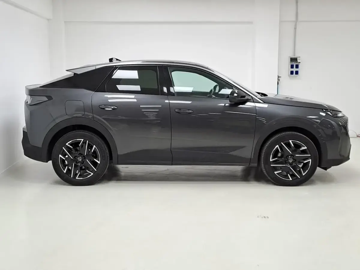 Usado Peugeot 3008 Allure 136 CV (100 kW) 2025 Gris SUV