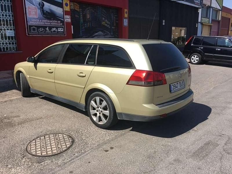 Usado Opel Vectra Sport 150 CV (110 kW) 2005 Amarillo Familiar