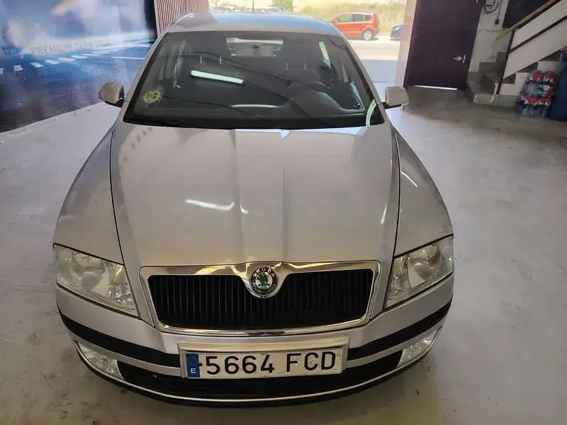 Usado Skoda Octavia Elegance 140 CV (102 kW) 2006 Gris / plata Berlina