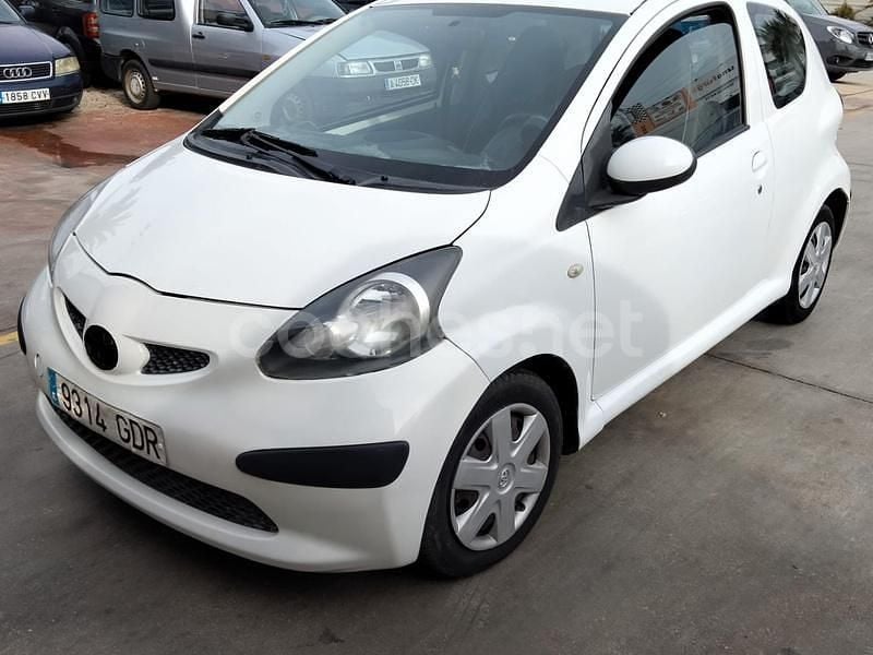 Usado Toyota Aygo 54 CV (39 kW) 2008 Blanco Utilitario