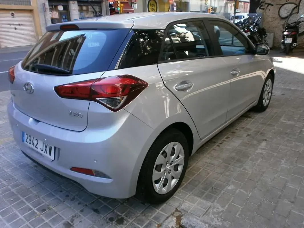 Usado Hyundai i20 84 CV (61 kW) 2017 Plateado Utilitario