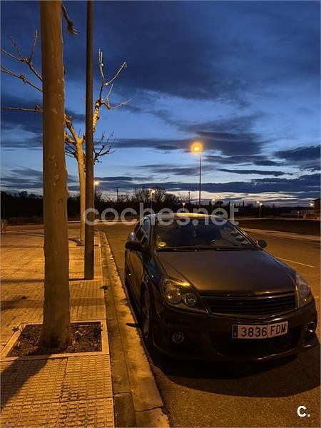 Usado Opel Astra Edition 200 CV (147 kW) 2006 Gris / plata Coupe